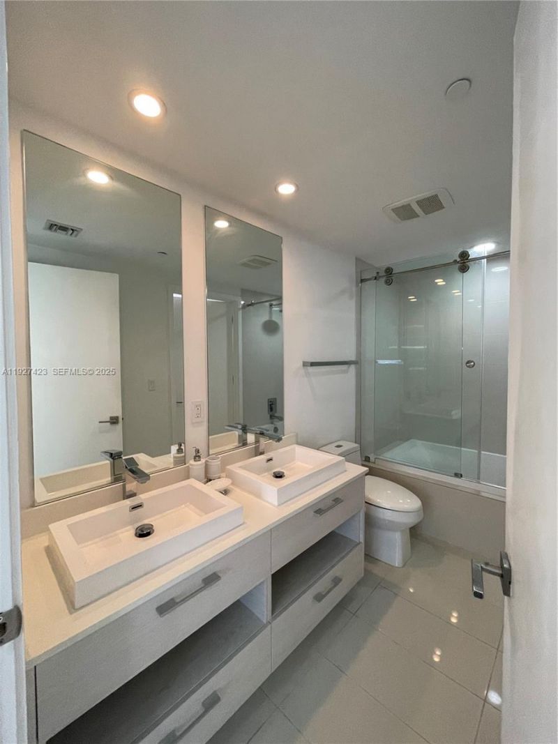 45 SW 9th St, Unit 1407, Miami, FL 33130 Photo