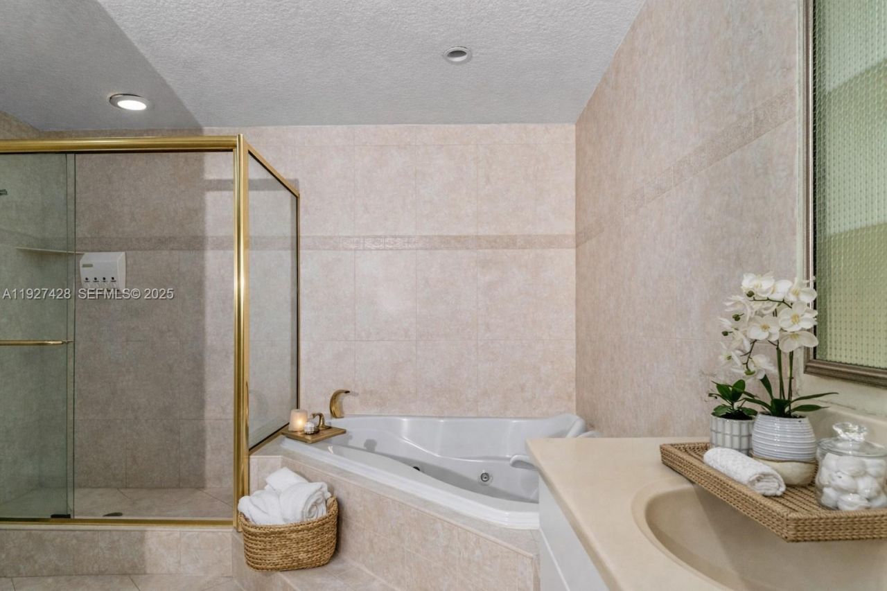 2305 Saint Andrews Rd, Unit 129, Hollywood, FL 33021 Photo