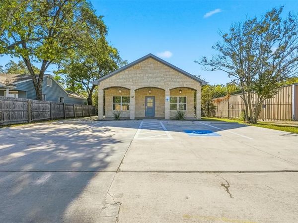 529 Austin Street , Grand Prairie, TX 75051