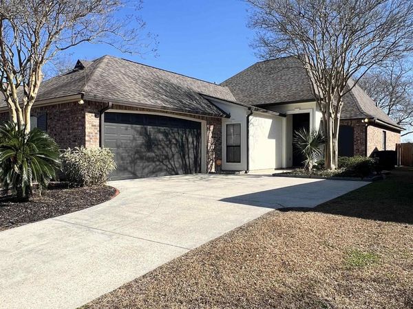 9504 Country Lake Dr, Baton Rouge, LA 70817