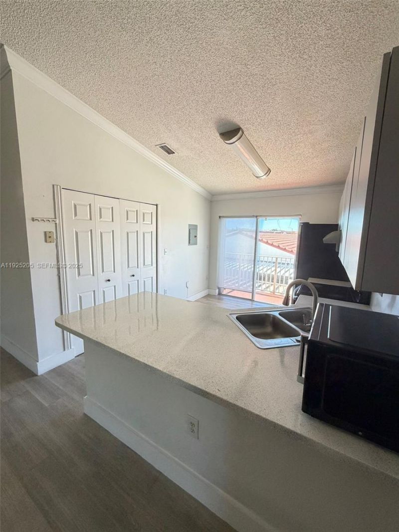 3375 W 76th St, Unit 211, Hialeah, FL 33018 Photo