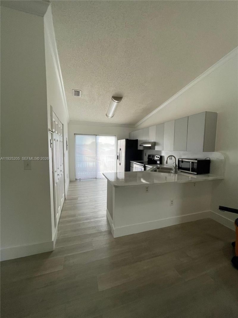 3375 W 76th St, Unit 211, Hialeah, FL 33018 Photo