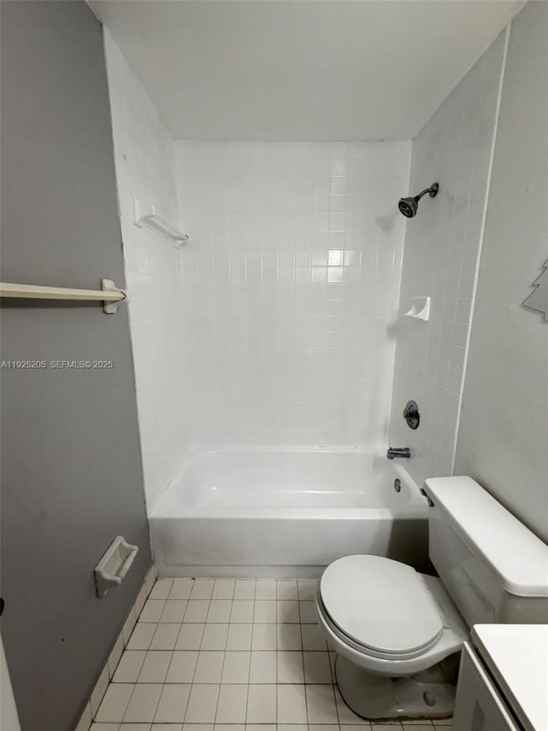 3375 W 76th St, Unit 211, Hialeah, FL 33018 Photo