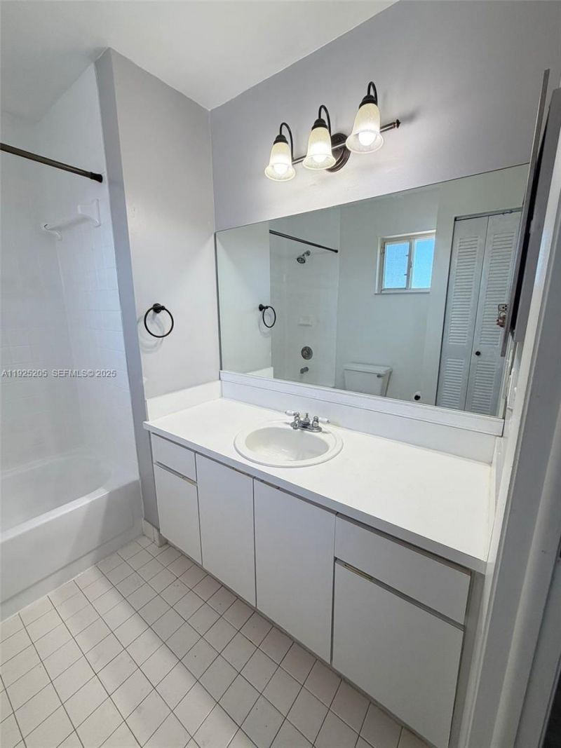 3375 W 76th St, Unit 211, Hialeah, FL 33018 Photo