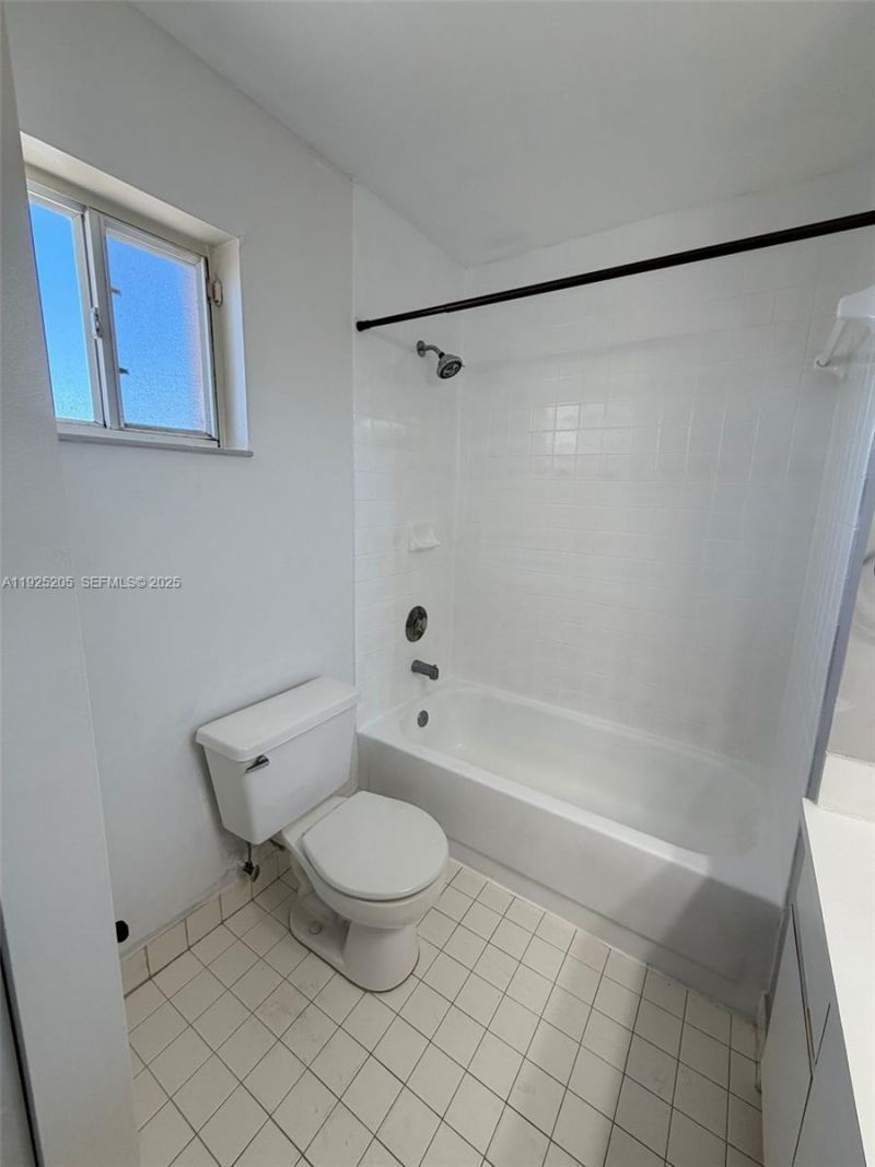 3375 W 76th St, Unit 211, Hialeah, FL 33018 Photo