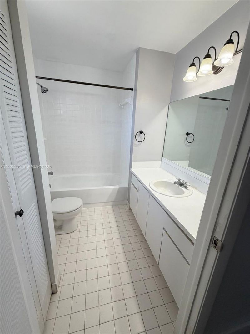 3375 W 76th St, Unit 211, Hialeah, FL 33018 Photo