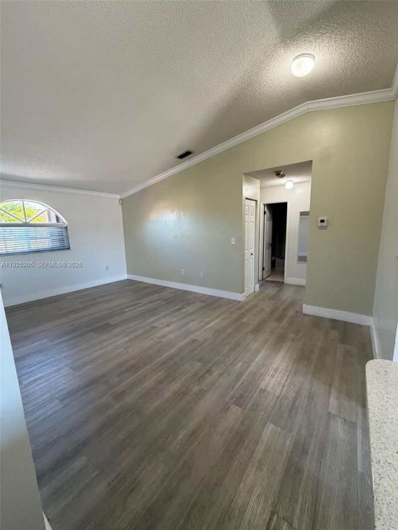 3375 W 76th St, Unit 211, Hialeah, FL 33018 Photo