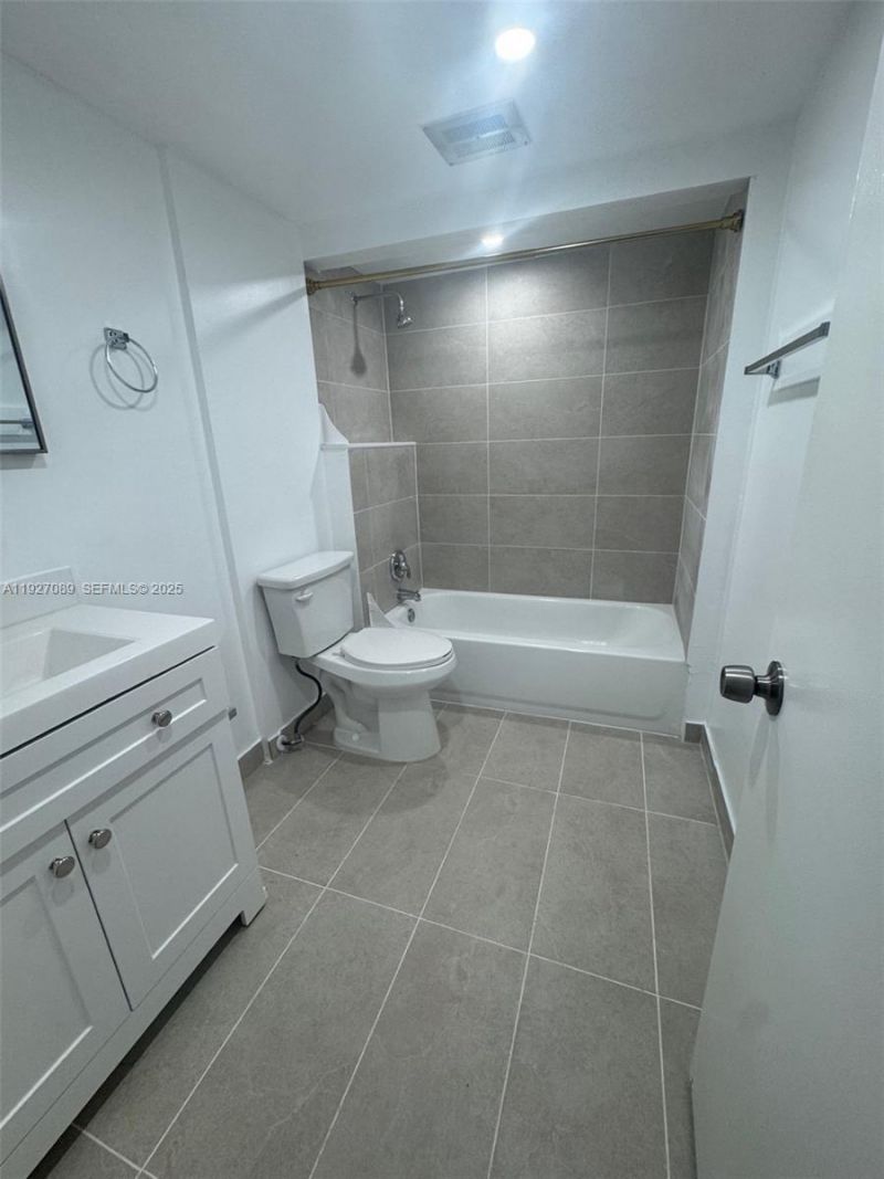 1881 Middle River Dr, Unit 307, Fort Lauderdale, FL 33305 Photo