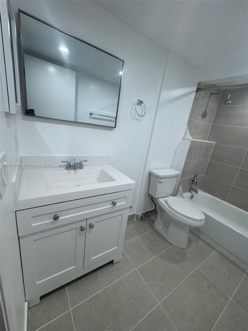 1881 Middle River Dr, Unit 307, Fort Lauderdale, FL 33305 Photo