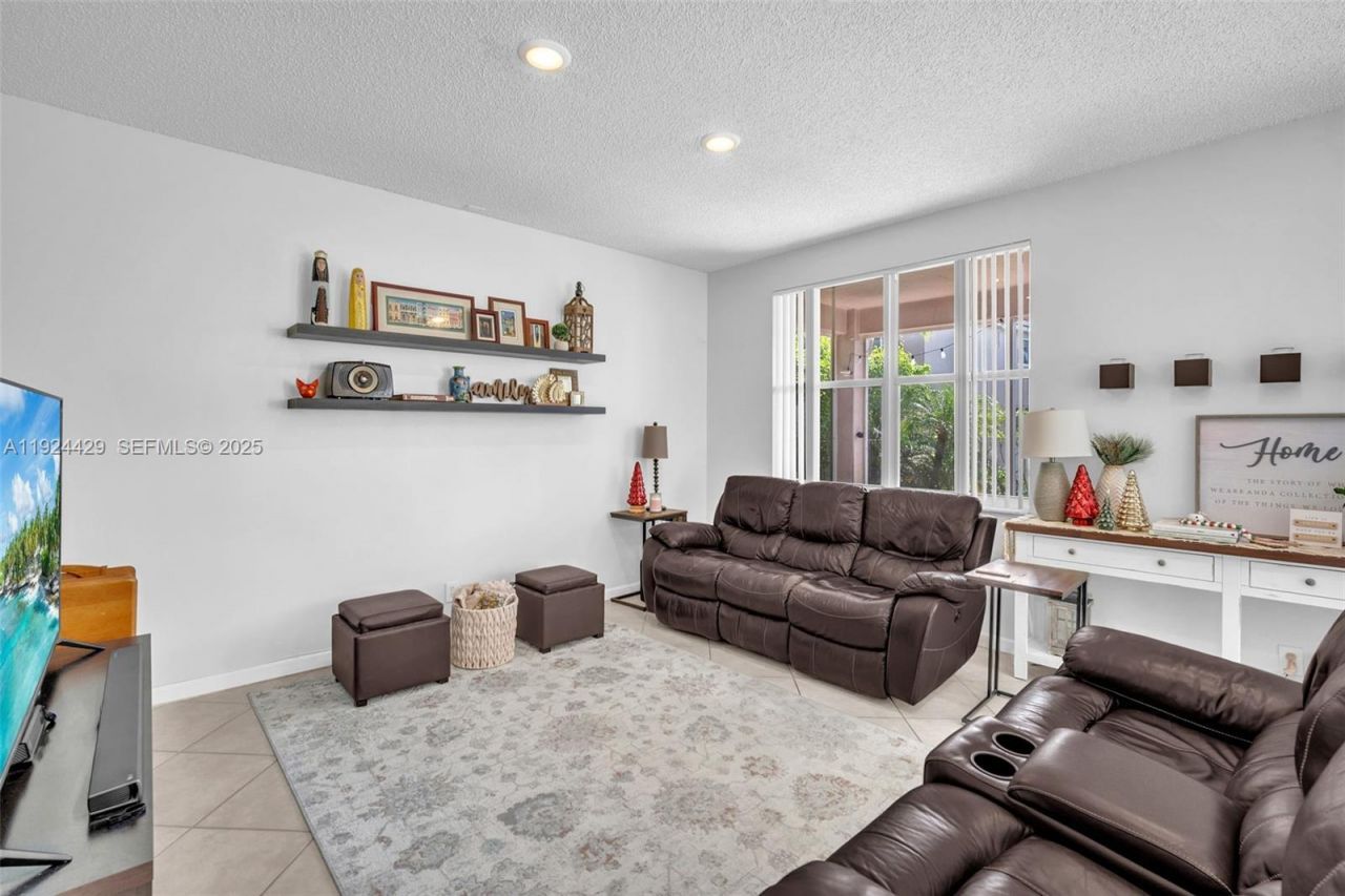 1058 Tupelo Way, Weston, FL 33327 Photo