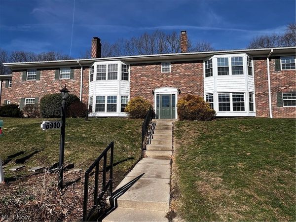6910 Carriage Hill Drive, Unit 104, Brecksville, OH 44141