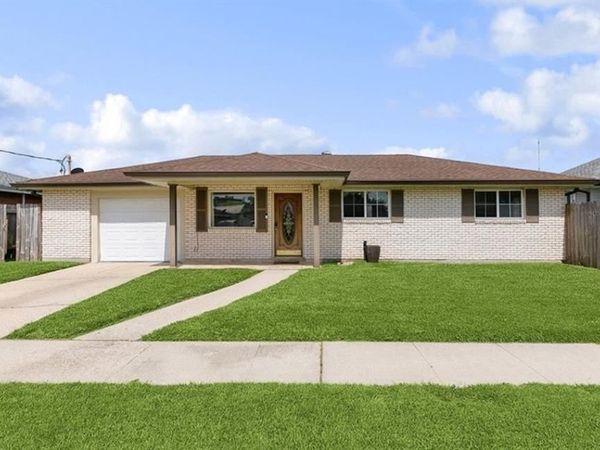 2716 VOLPE Drive, Chalmette, LA 70043