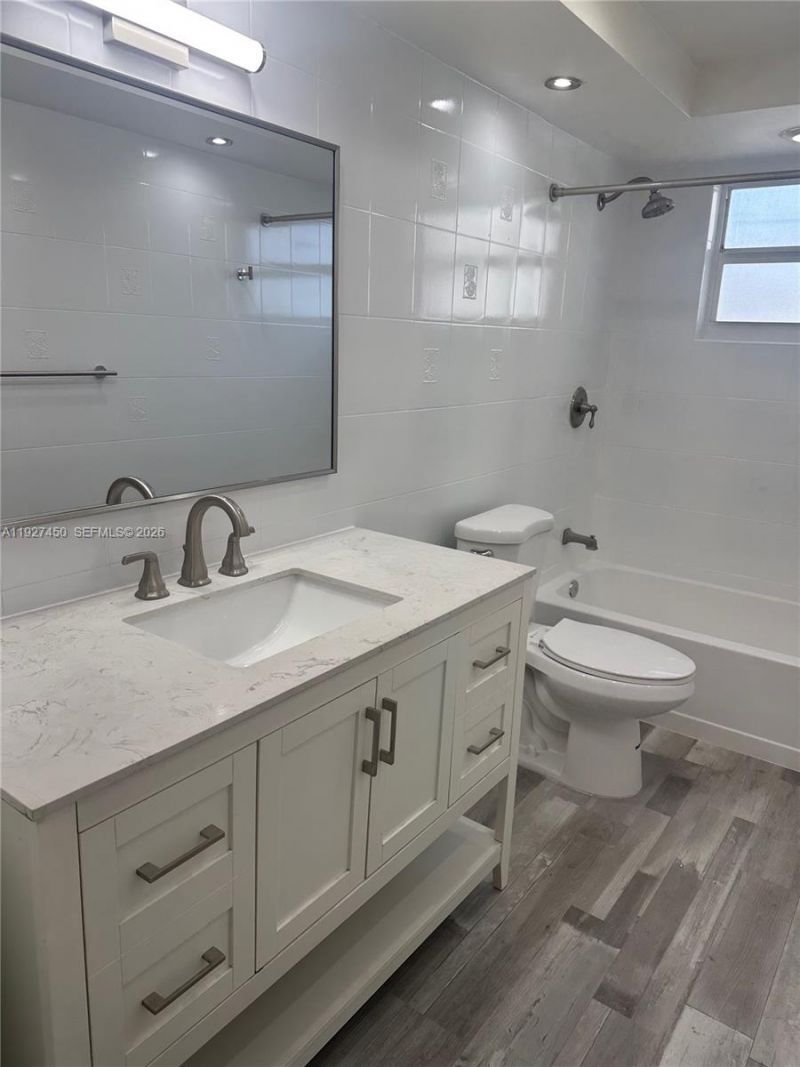 121 Golden Isles Dr, Unit 607, Hallandale Beach, FL 33009 Photo