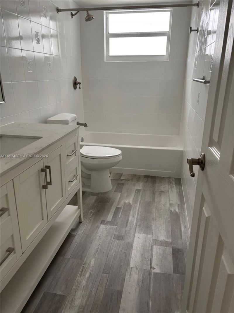 121 Golden Isles Dr, Unit 607, Hallandale Beach, FL 33009 Photo