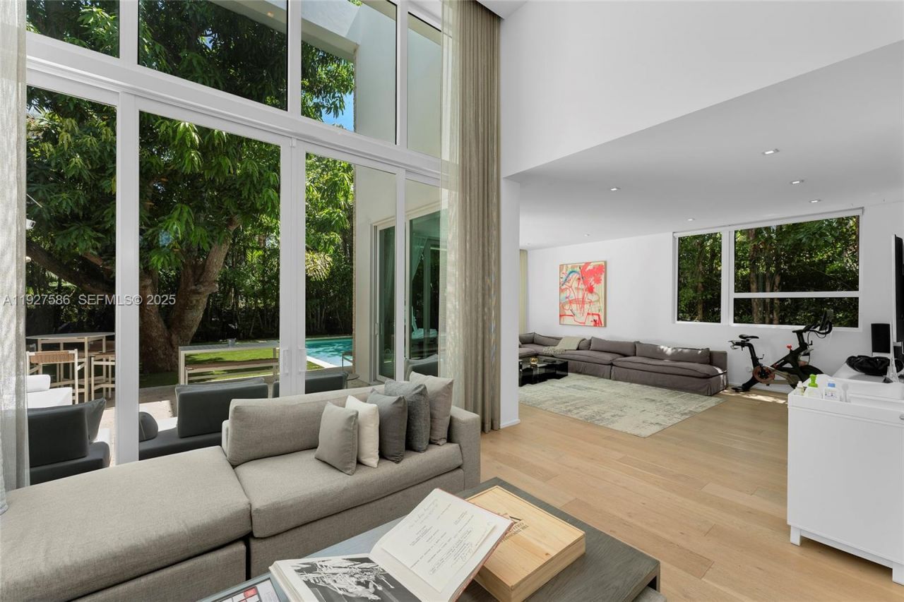 335 W 46th St, Miami Beach, FL 33140 Photo