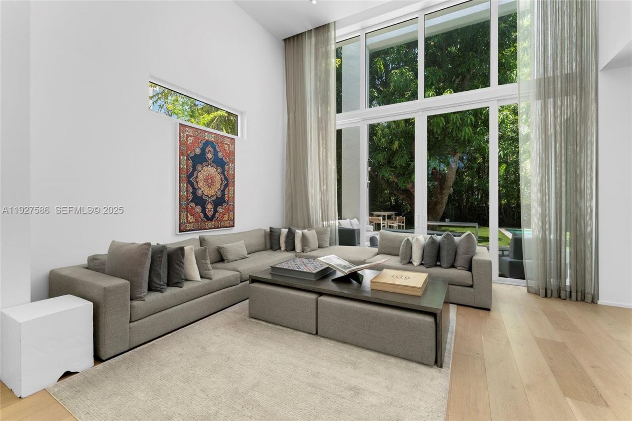 335 W 46th St, Miami Beach, FL 33140 Photo