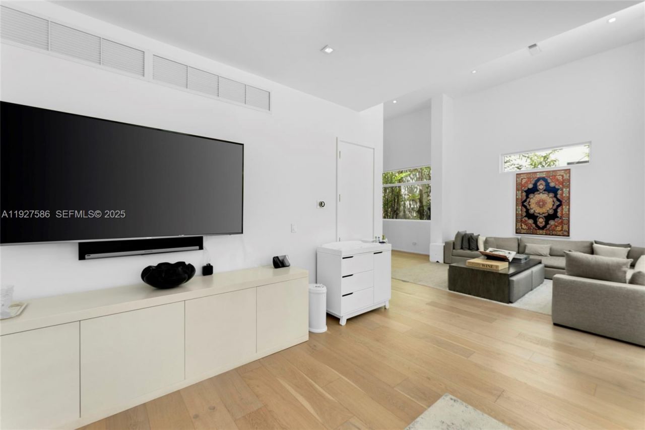 335 W 46th St, Miami Beach, FL 33140 Photo