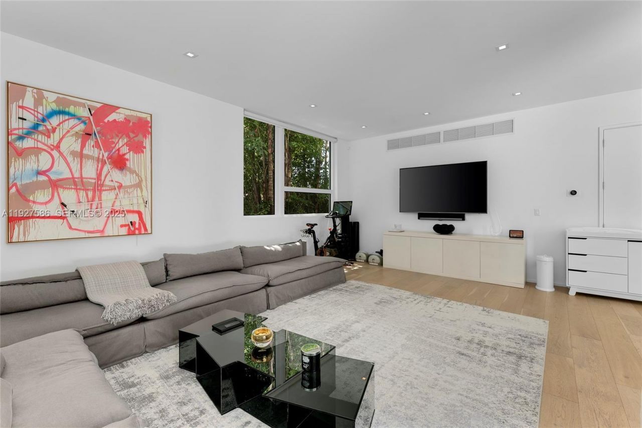 335 W 46th St, Miami Beach, FL 33140 Photo