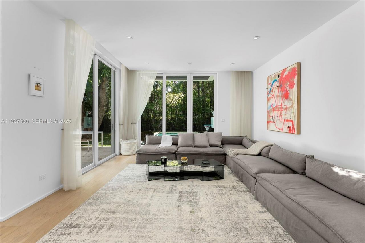 335 W 46th St, Miami Beach, FL 33140 Photo