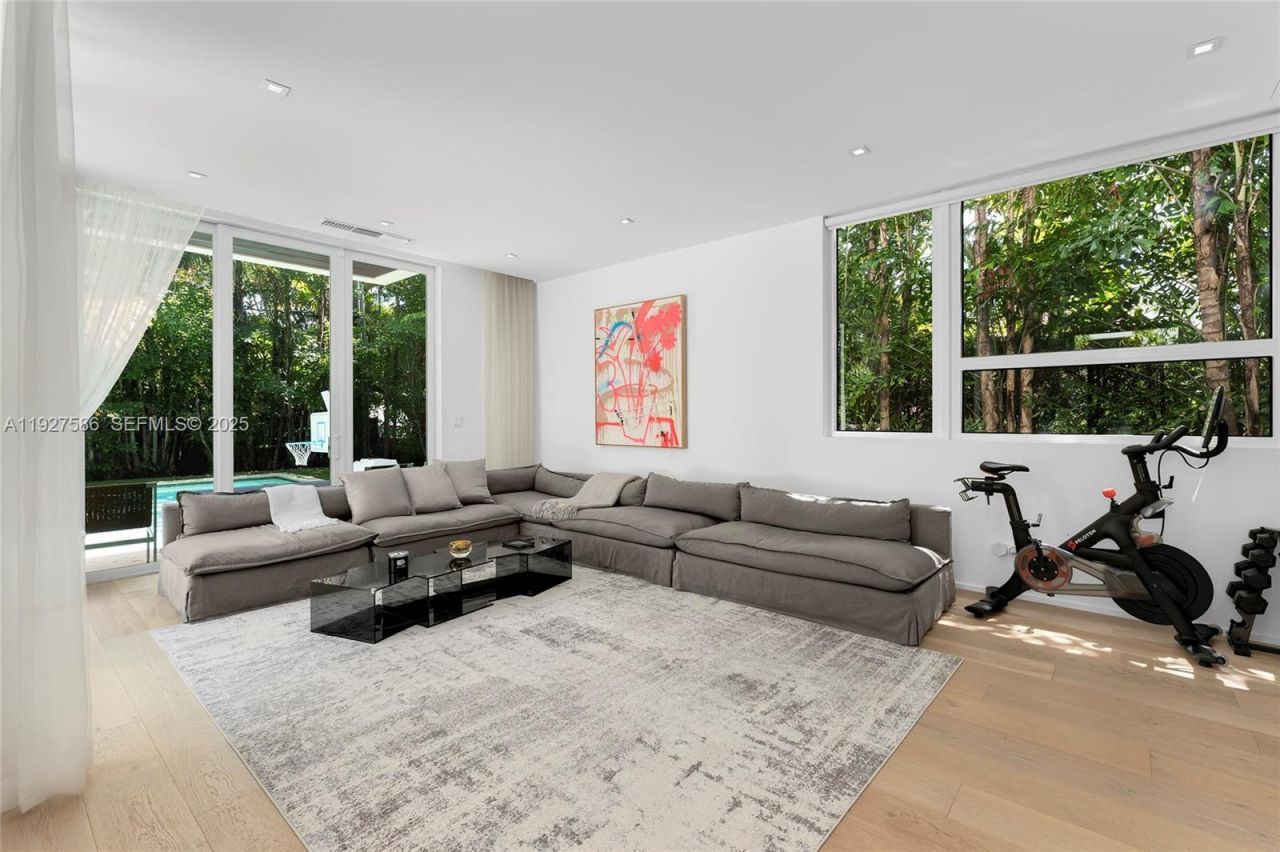 335 W 46th St, Miami Beach, FL 33140 Photo