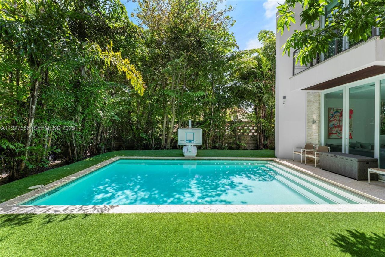 335 W 46th St, Miami Beach, FL 33140 Photo