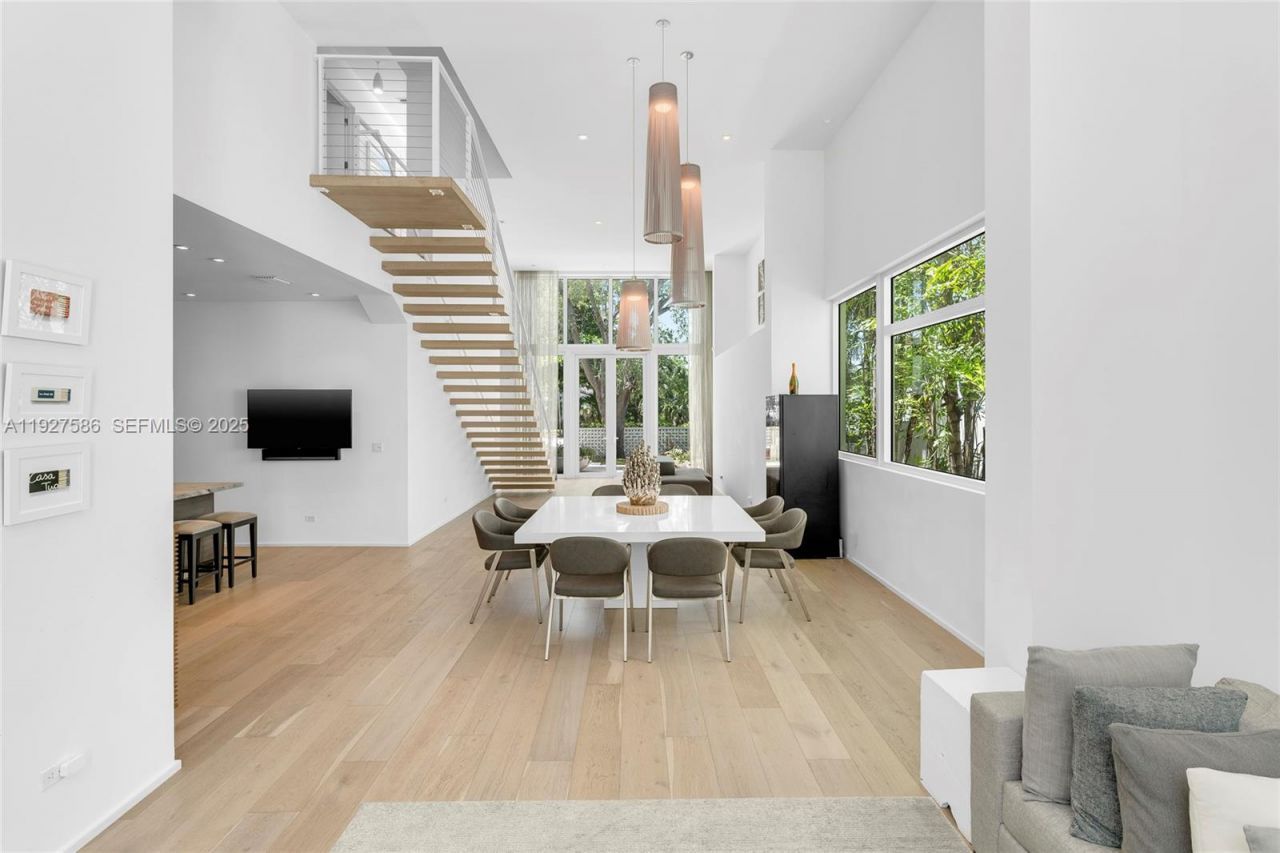 335 W 46th St, Miami Beach, FL 33140 Photo