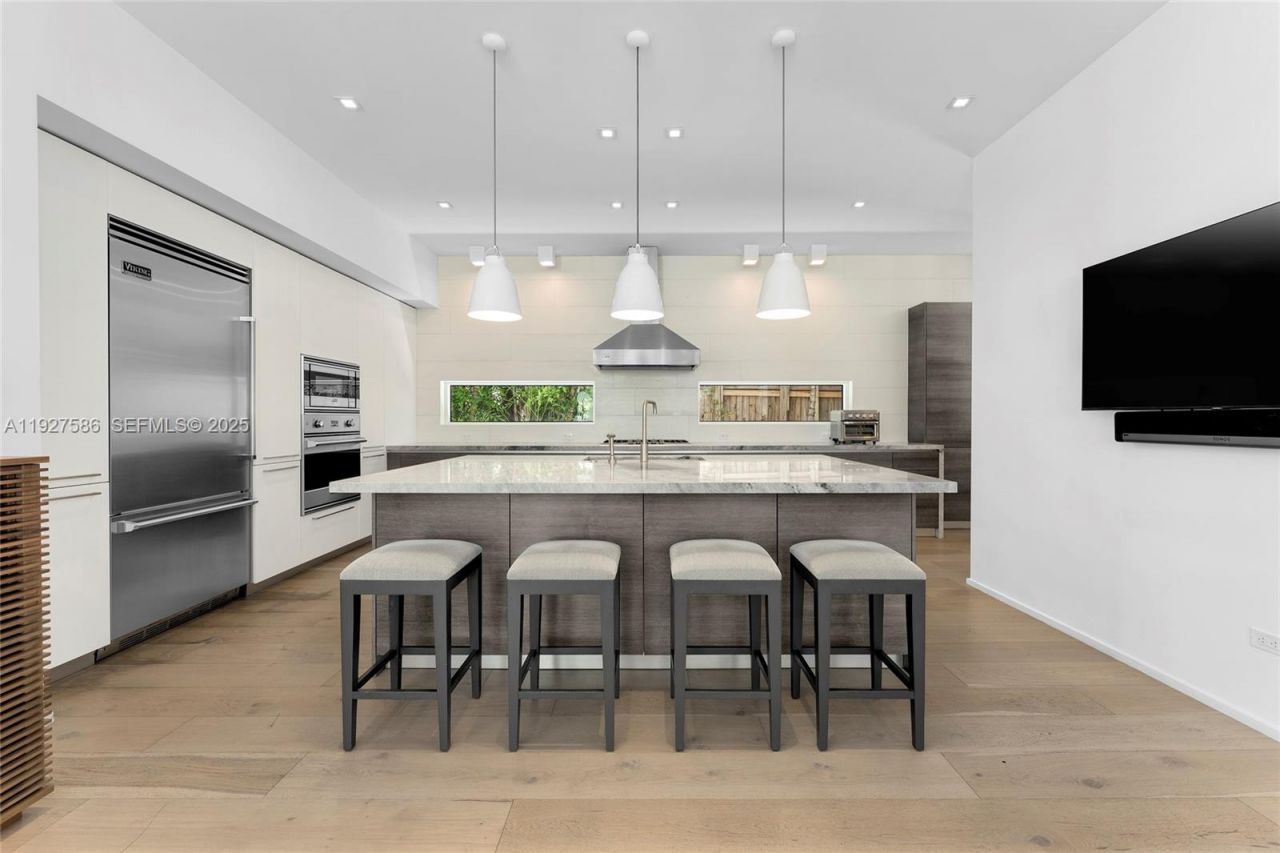 335 W 46th St, Miami Beach, FL 33140 Photo