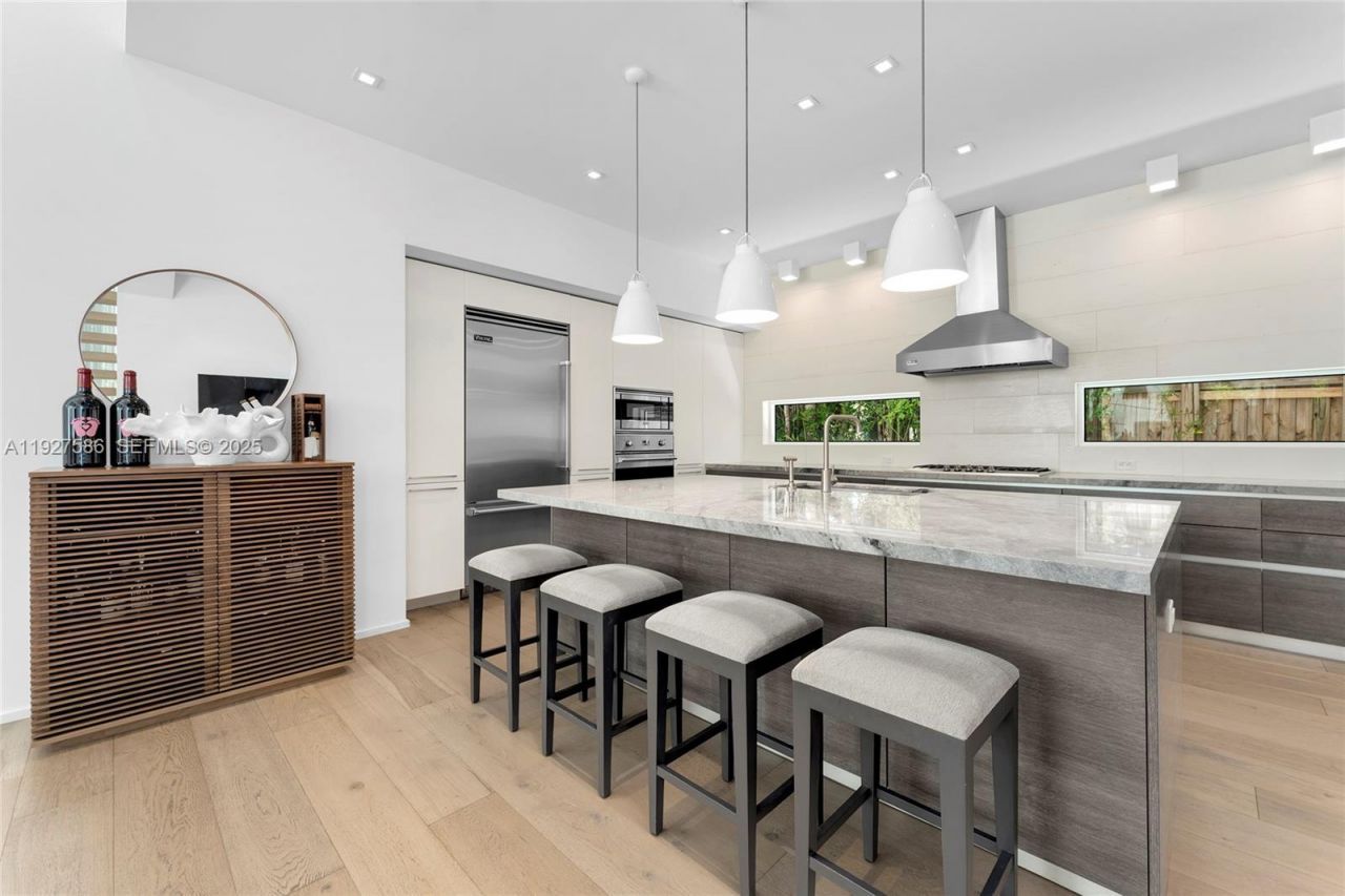 335 W 46th St, Miami Beach, FL 33140 Photo