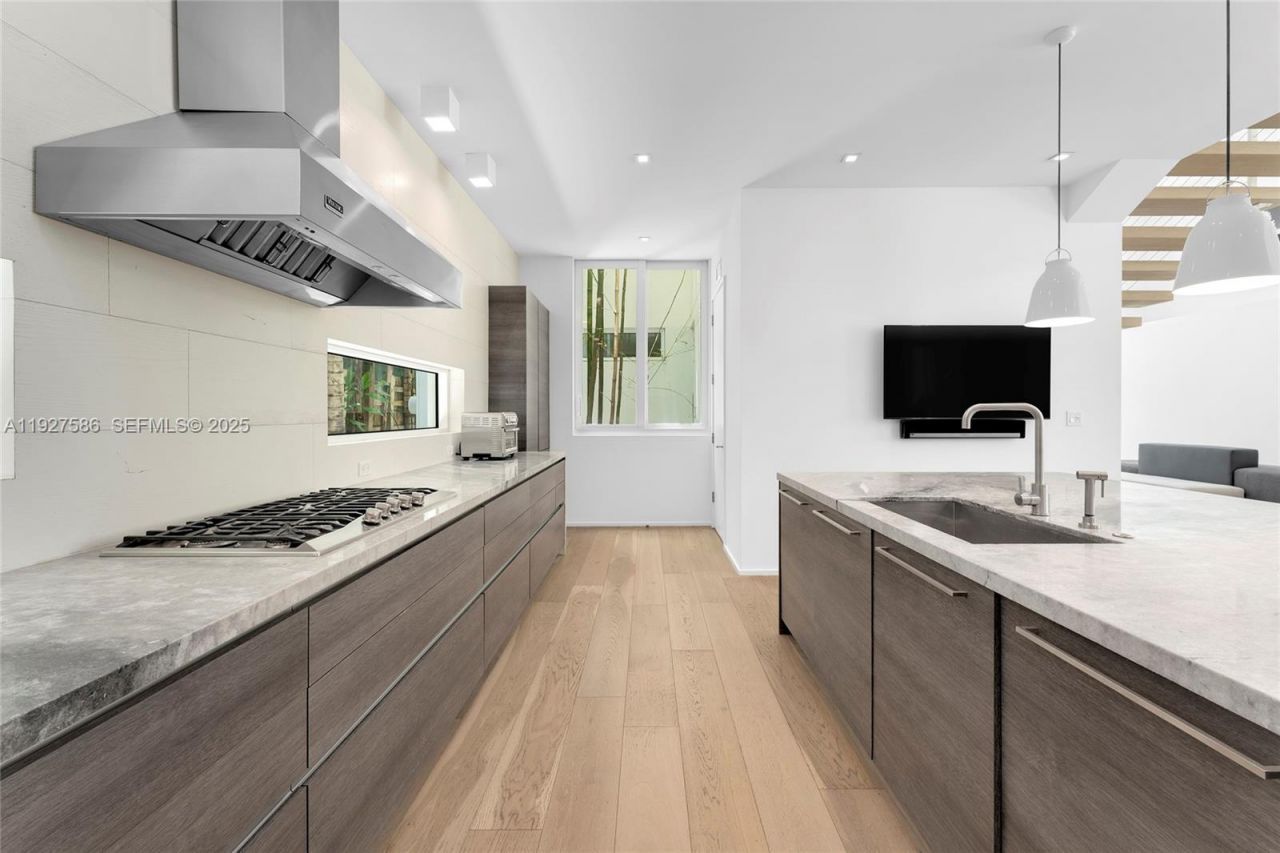 335 W 46th St, Miami Beach, FL 33140 Photo