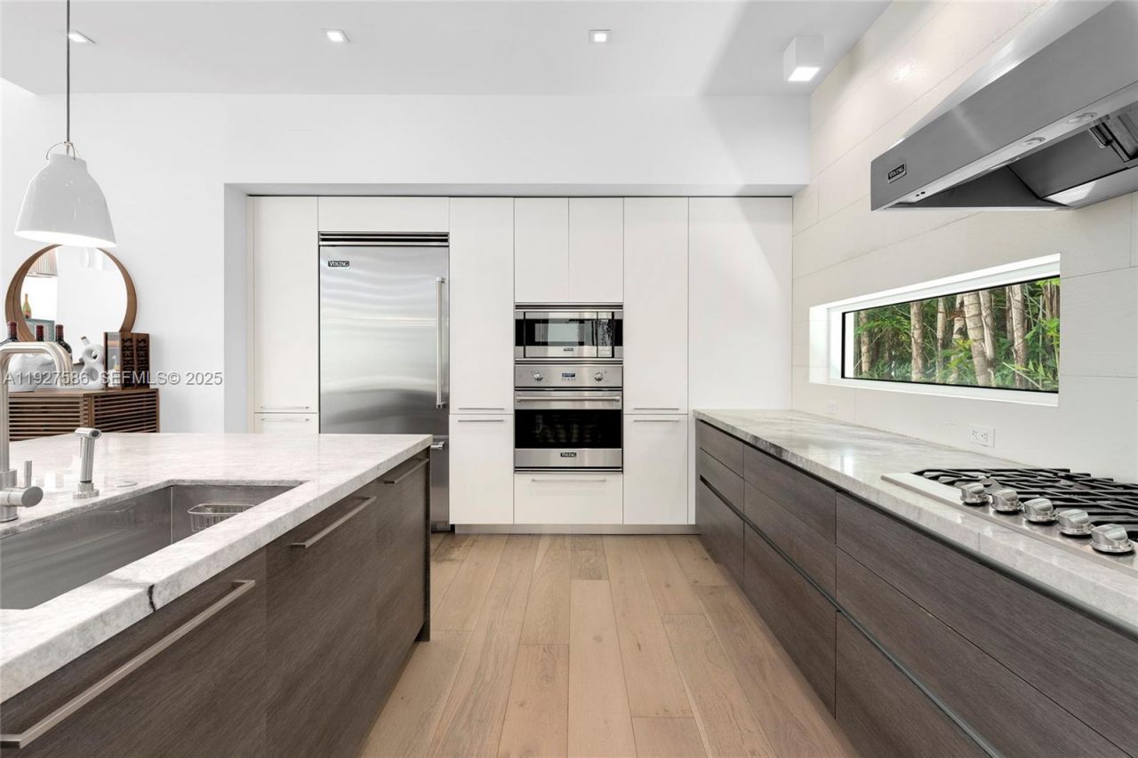 335 W 46th St, Miami Beach, FL 33140 Photo