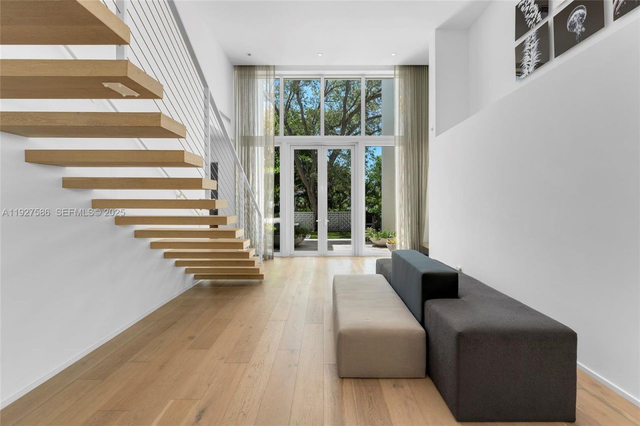 335 W 46th St, Miami Beach, FL 33140 Photo