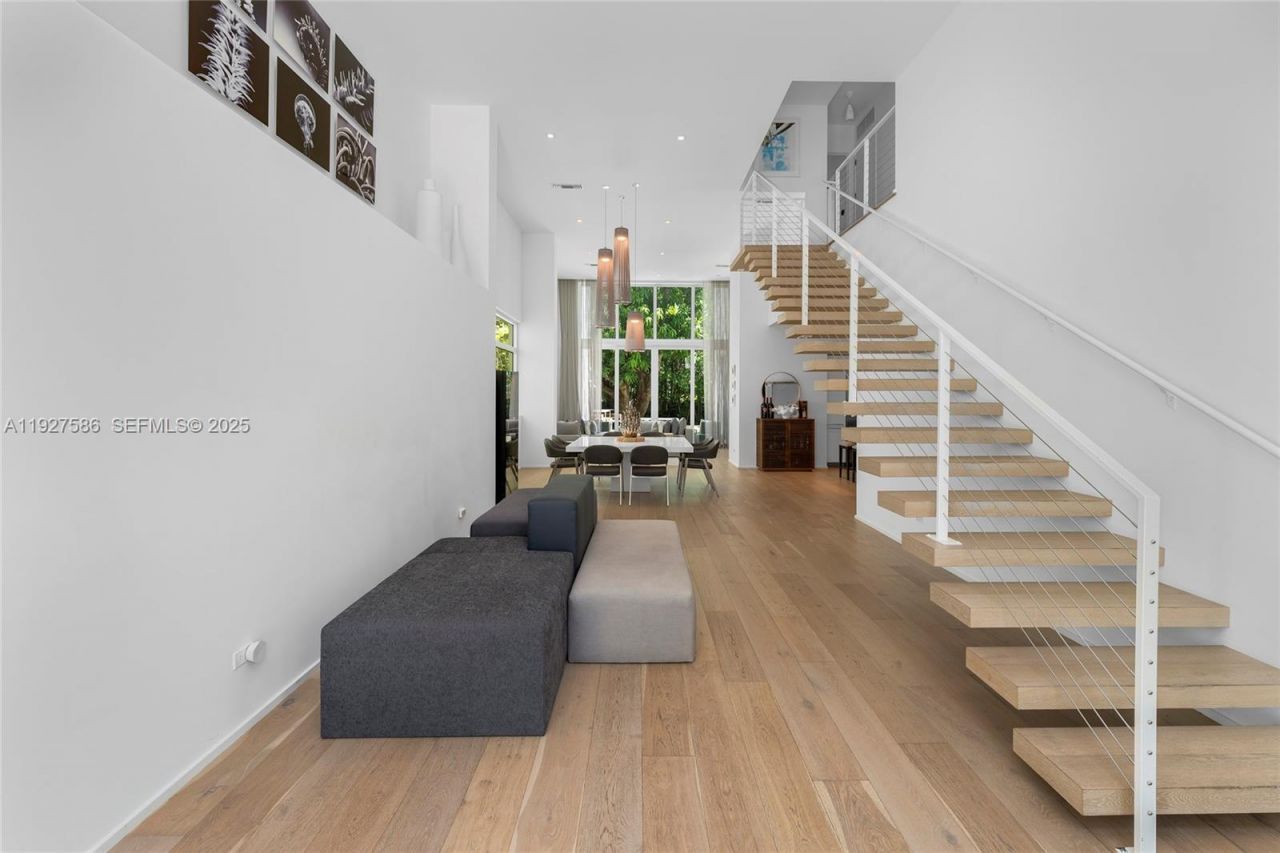 335 W 46th St, Miami Beach, FL 33140 Photo