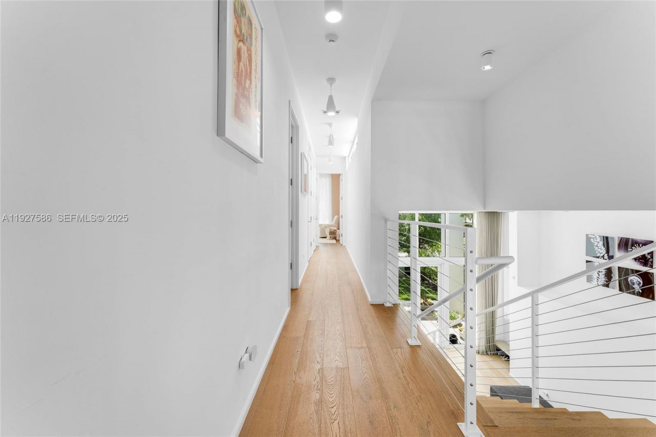 335 W 46th St, Miami Beach, FL 33140 Photo