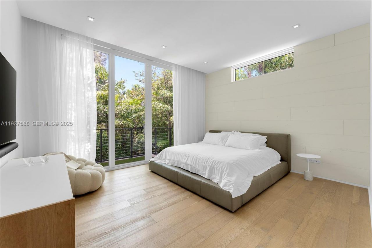 335 W 46th St, Miami Beach, FL 33140 Photo