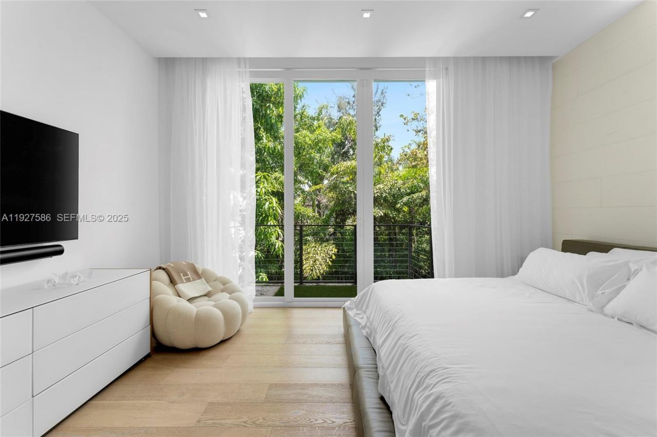 335 W 46th St, Miami Beach, FL 33140 Photo