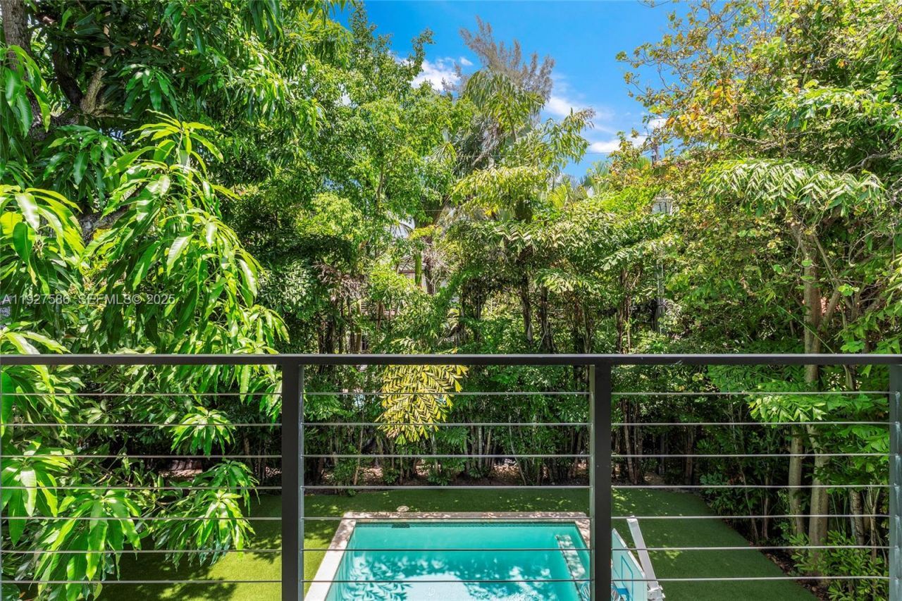 335 W 46th St, Miami Beach, FL 33140 Photo