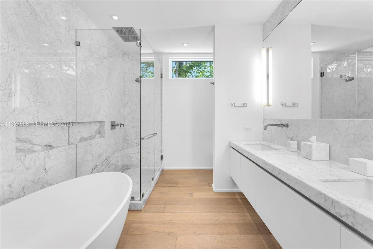 335 W 46th St, Miami Beach, FL 33140 Photo