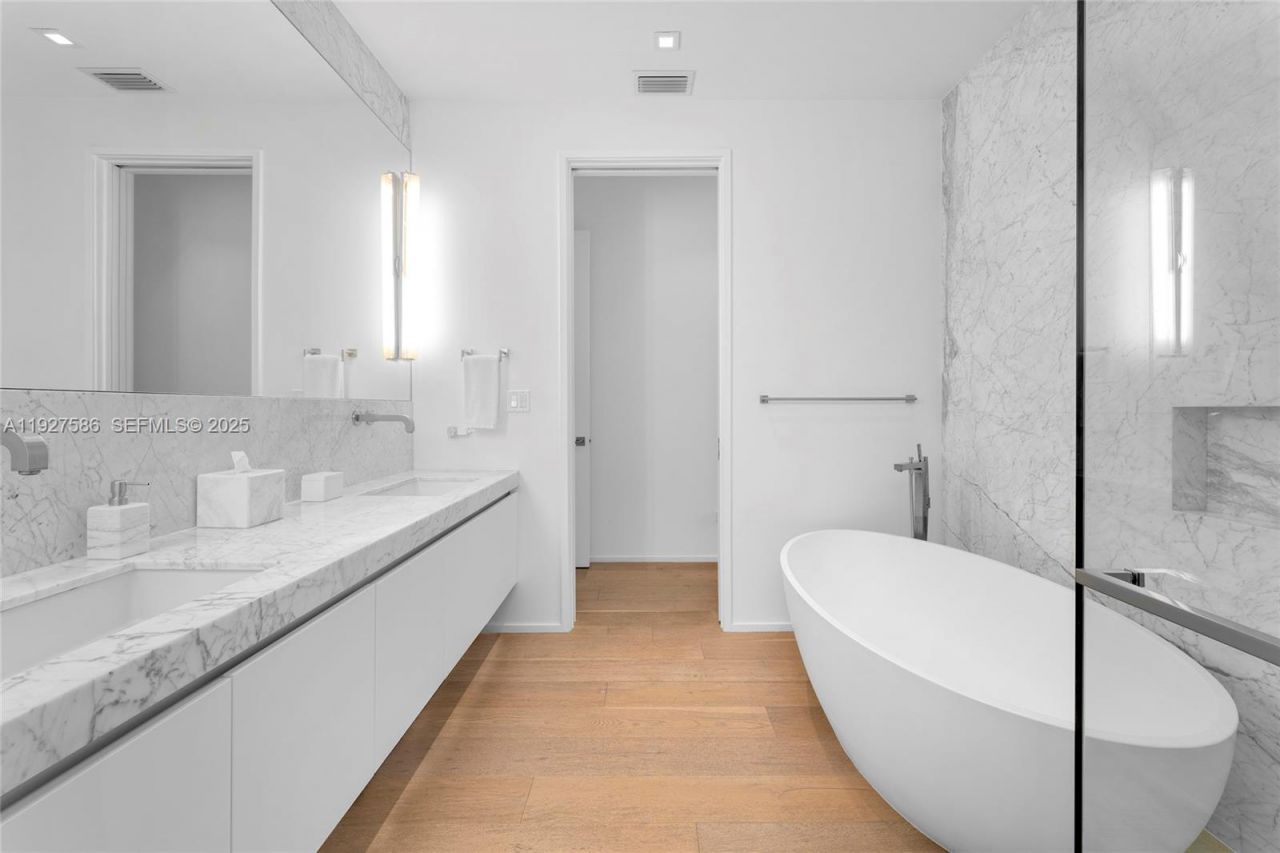 335 W 46th St, Miami Beach, FL 33140 Photo