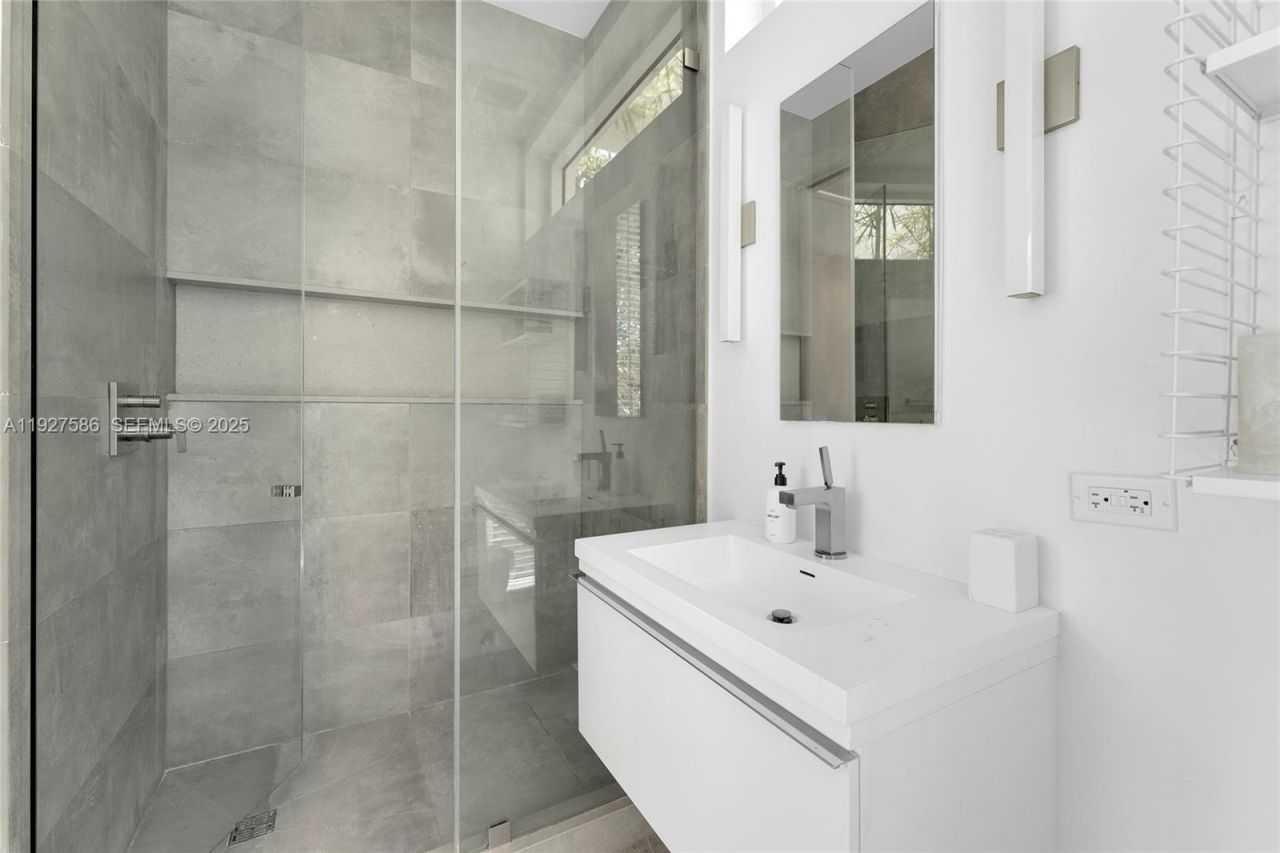 335 W 46th St, Miami Beach, FL 33140 Photo