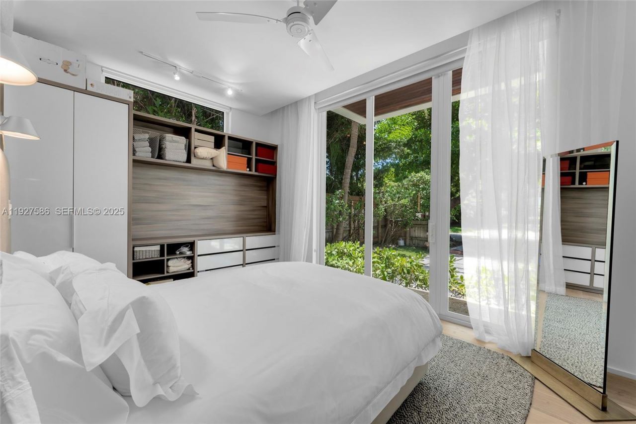 335 W 46th St, Miami Beach, FL 33140 Photo