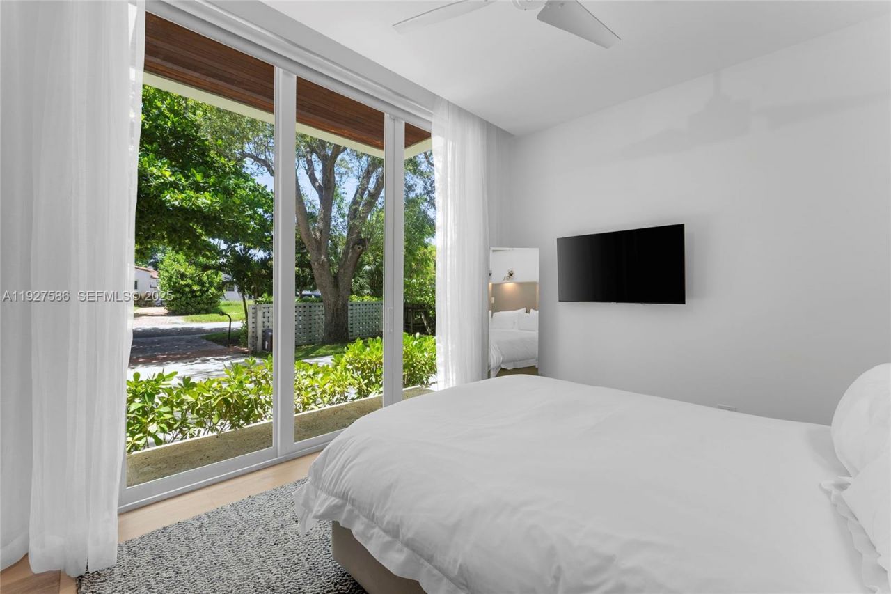 335 W 46th St, Miami Beach, FL 33140 Photo