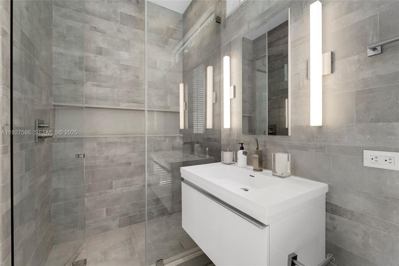 335 W 46th St, Miami Beach, FL 33140 Photo