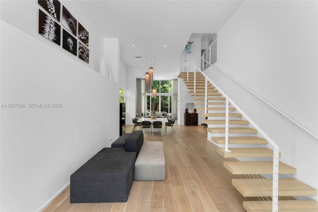 335 W 46th St, Miami Beach, FL 33140 Photo