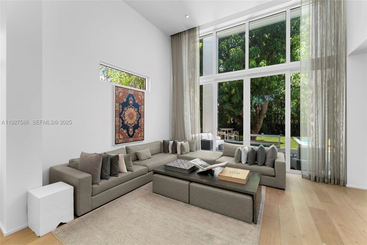 335 W 46th St, Miami Beach, FL 33140 Photo