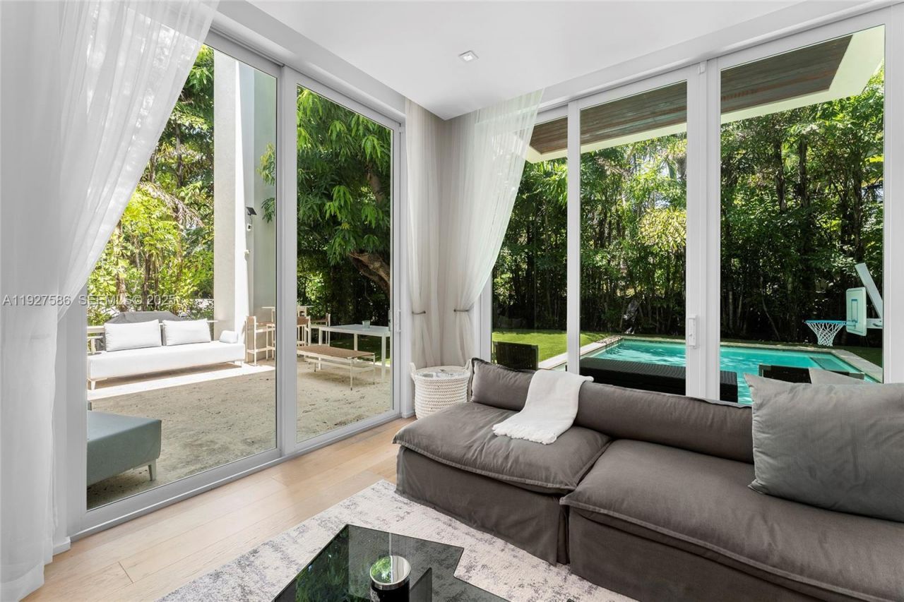 335 W 46th St, Miami Beach, FL 33140 Photo