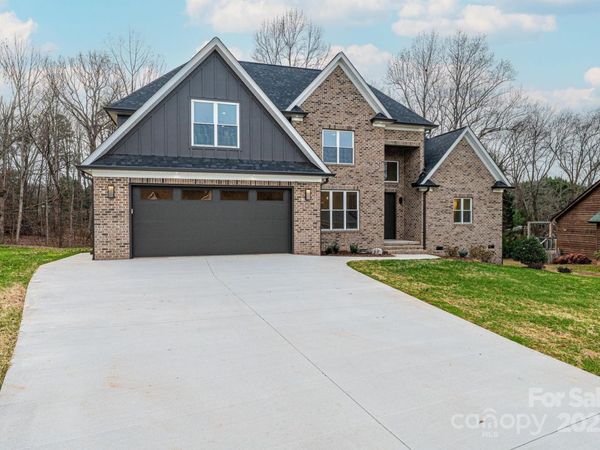 1328 33rd Avenue Drive NE, Hickory, NC 28601