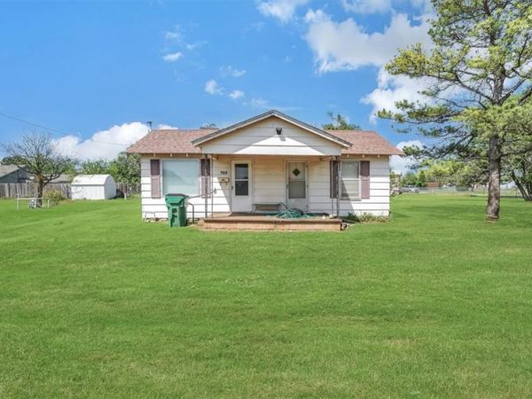 705 E Cleveland Street, Mangum, OK 73554