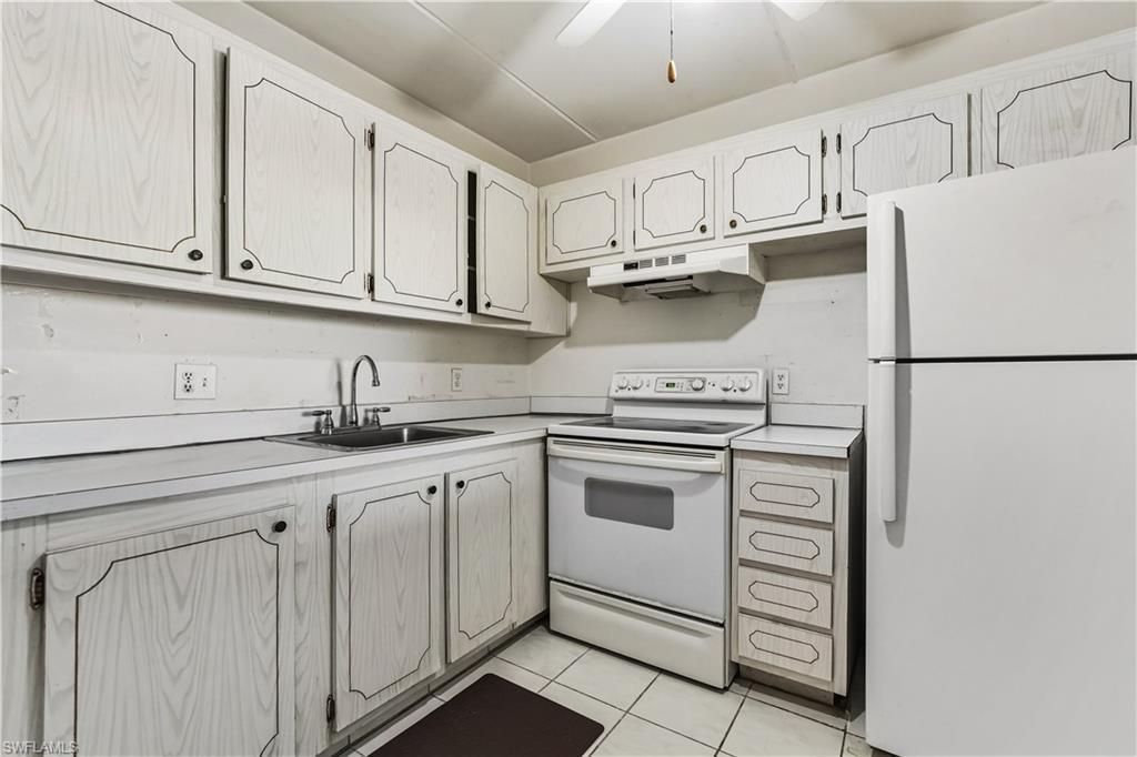 400 Village Green Cir, Unit 205, Palm Springs, FL 33461 Photo