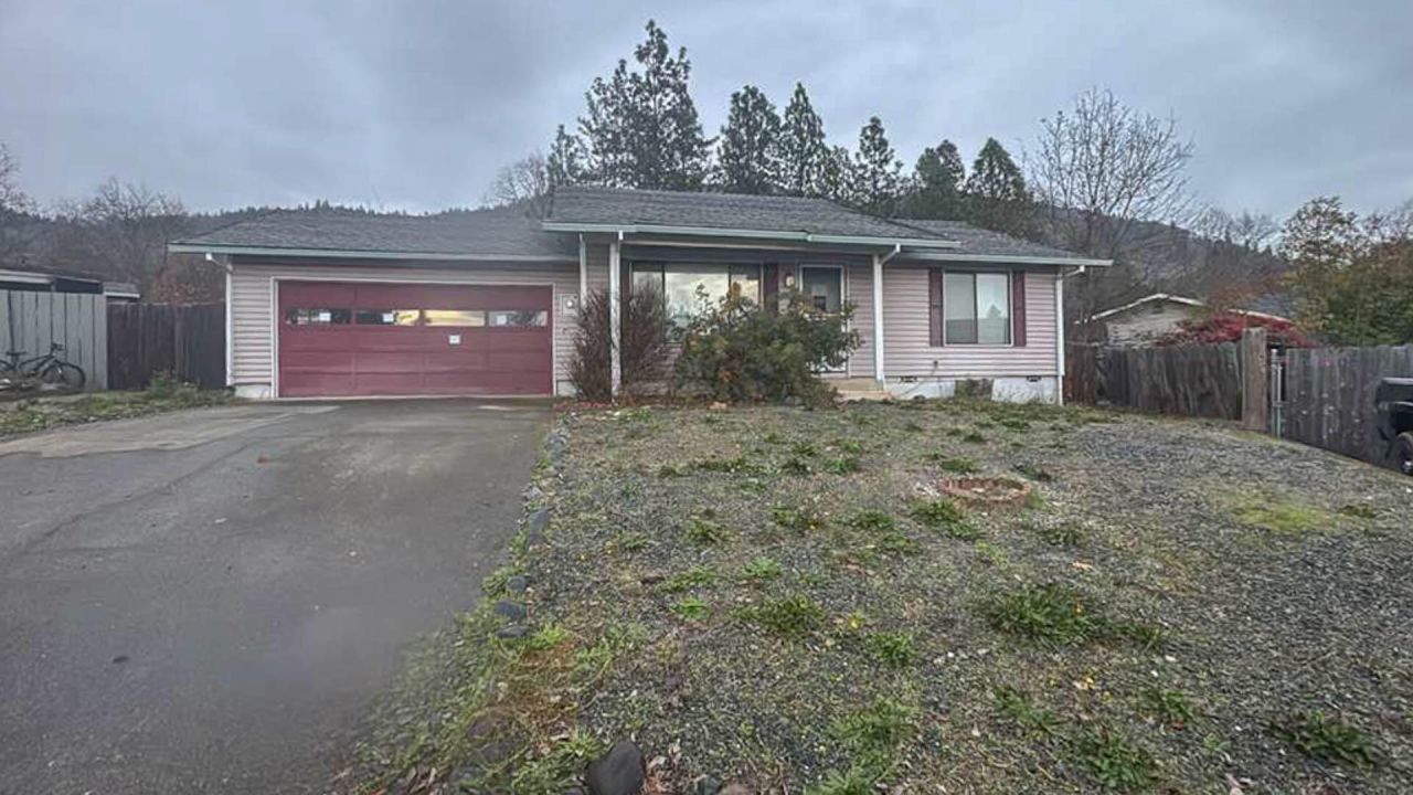 1023 NE Primrose Place, Grants Pass, OR 97526 Main Photo