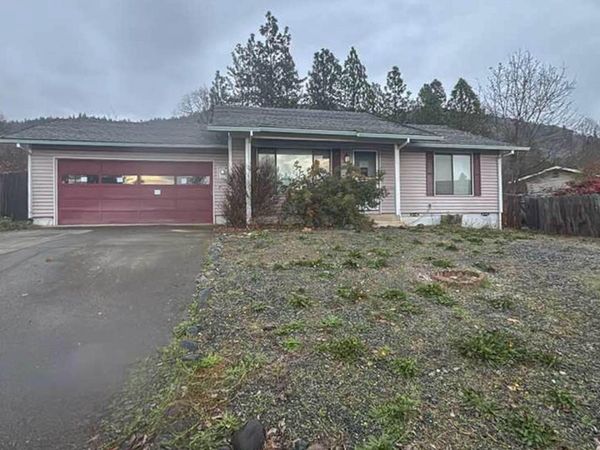 1023 NE Primrose Place, Grants Pass, OR 97526